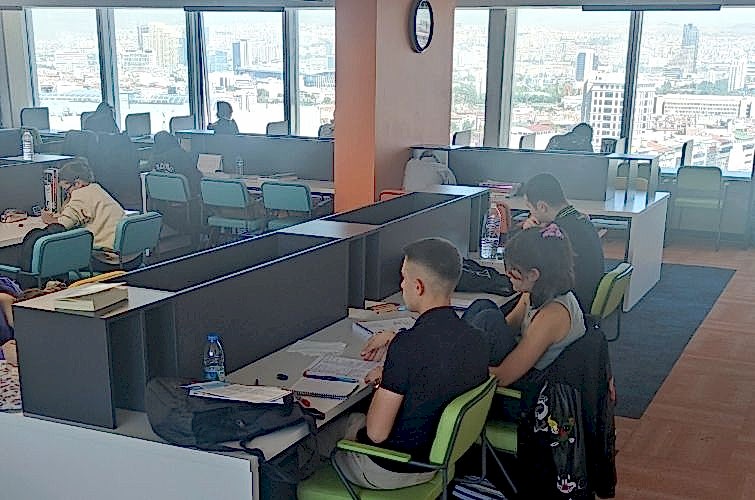 kızılay kütüphane ders çalışma ortamındaki öğrenciler