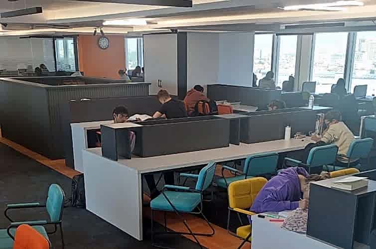 kızılay kütüphane sessiz ders çalışma alanındaki öğrenciler